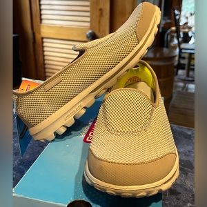 Skechers GoWalk Rival Memory Foam Sneakers Size 9 NWT